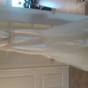 Beautiful imported wedding dress new without, tag